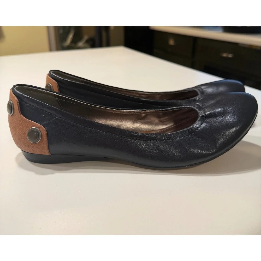B. Makowsky Navy Blue Leather Ballet Flats with Tan Studded Heel Accent 7.5 Wide